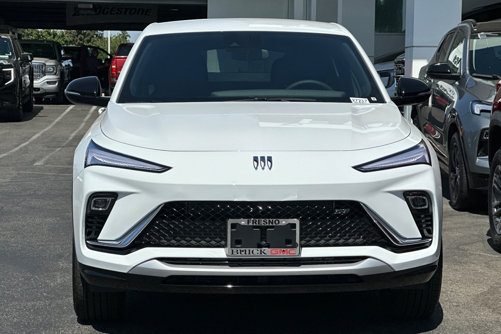 2025 Buick Envista Sport Touring Image 2 of 32