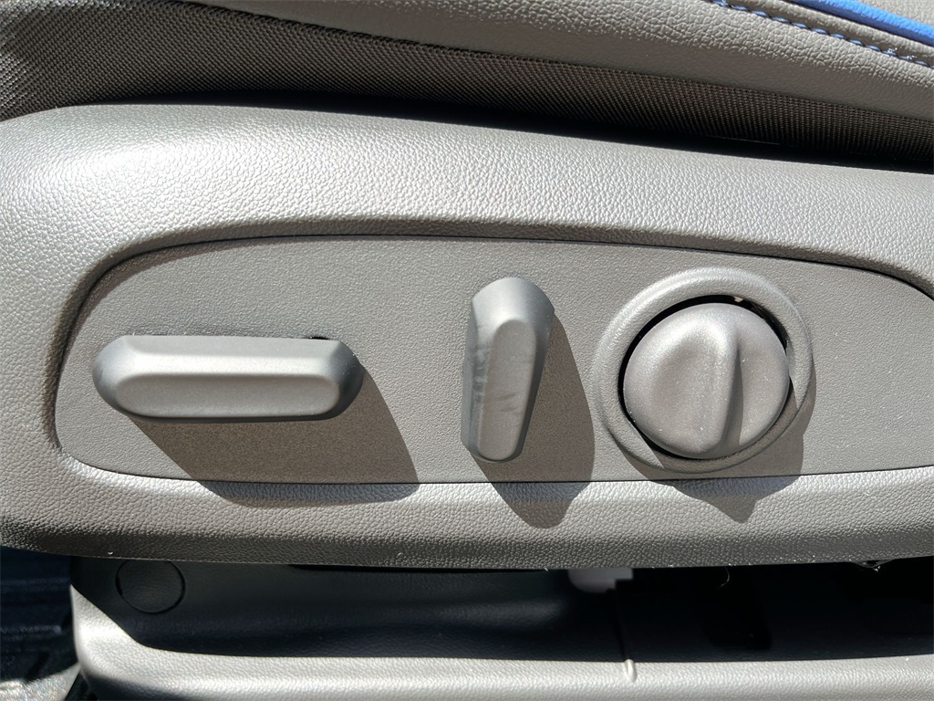 Vehicle image 25 of 38