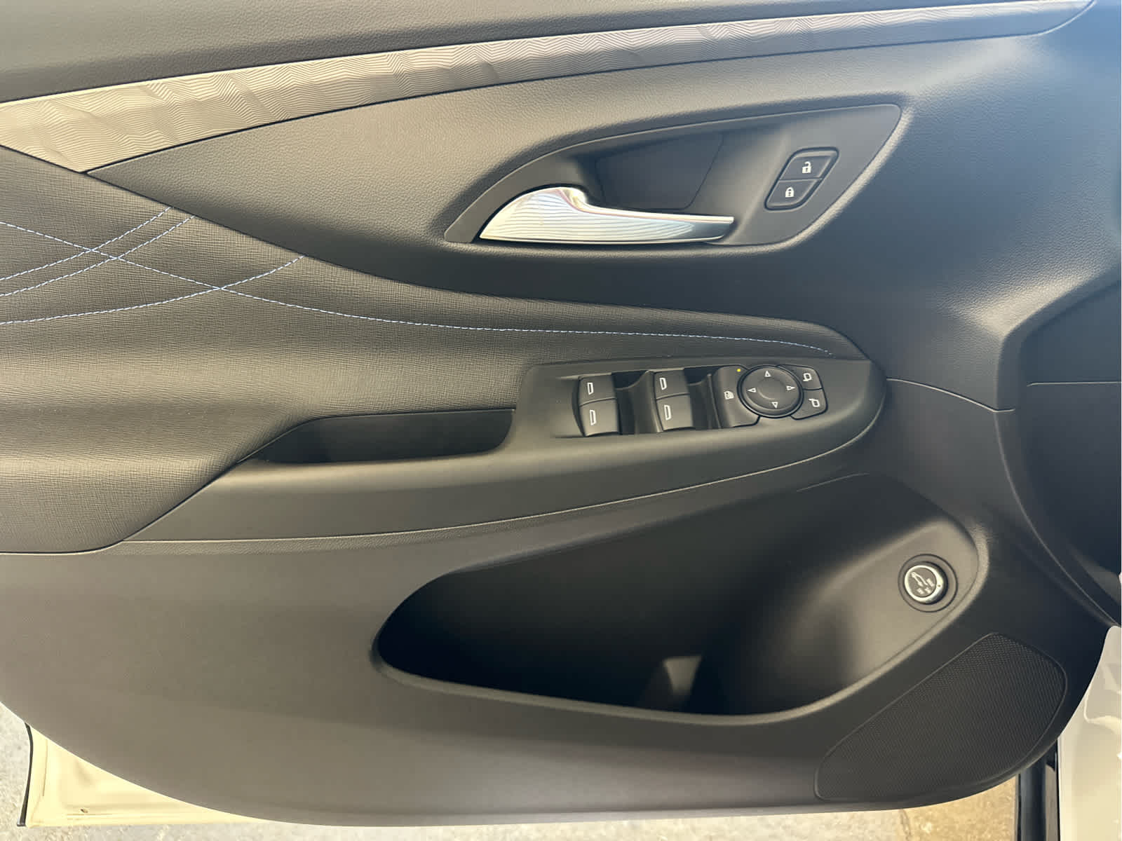Vehicle image 32 of 51