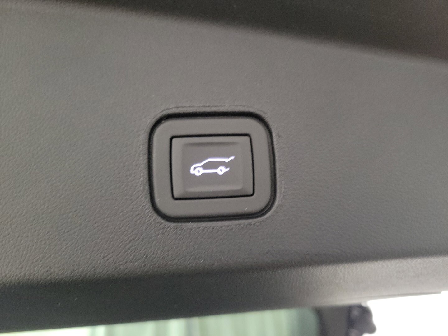 Vehicle image 21 of 23