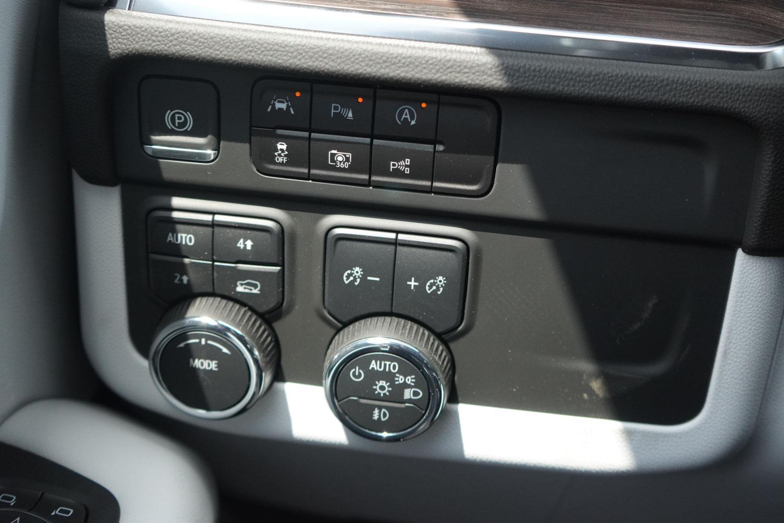 Vehicle image 21 of 33