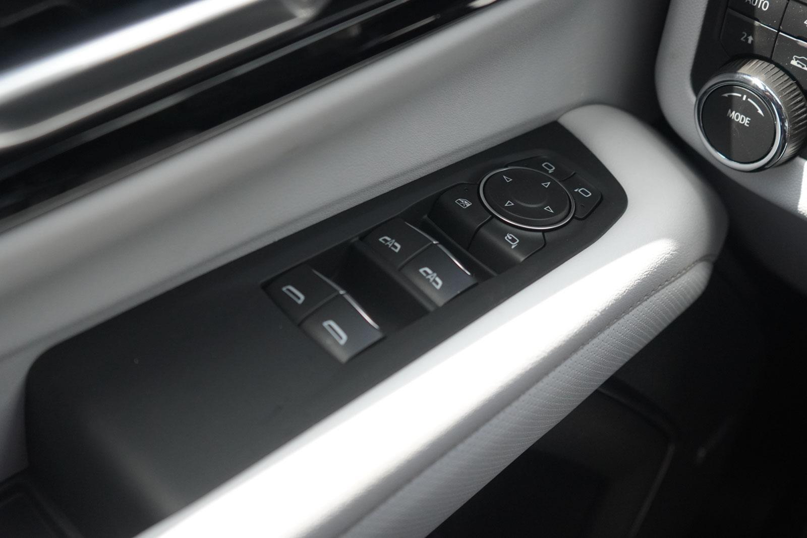 Vehicle image 19 of 33