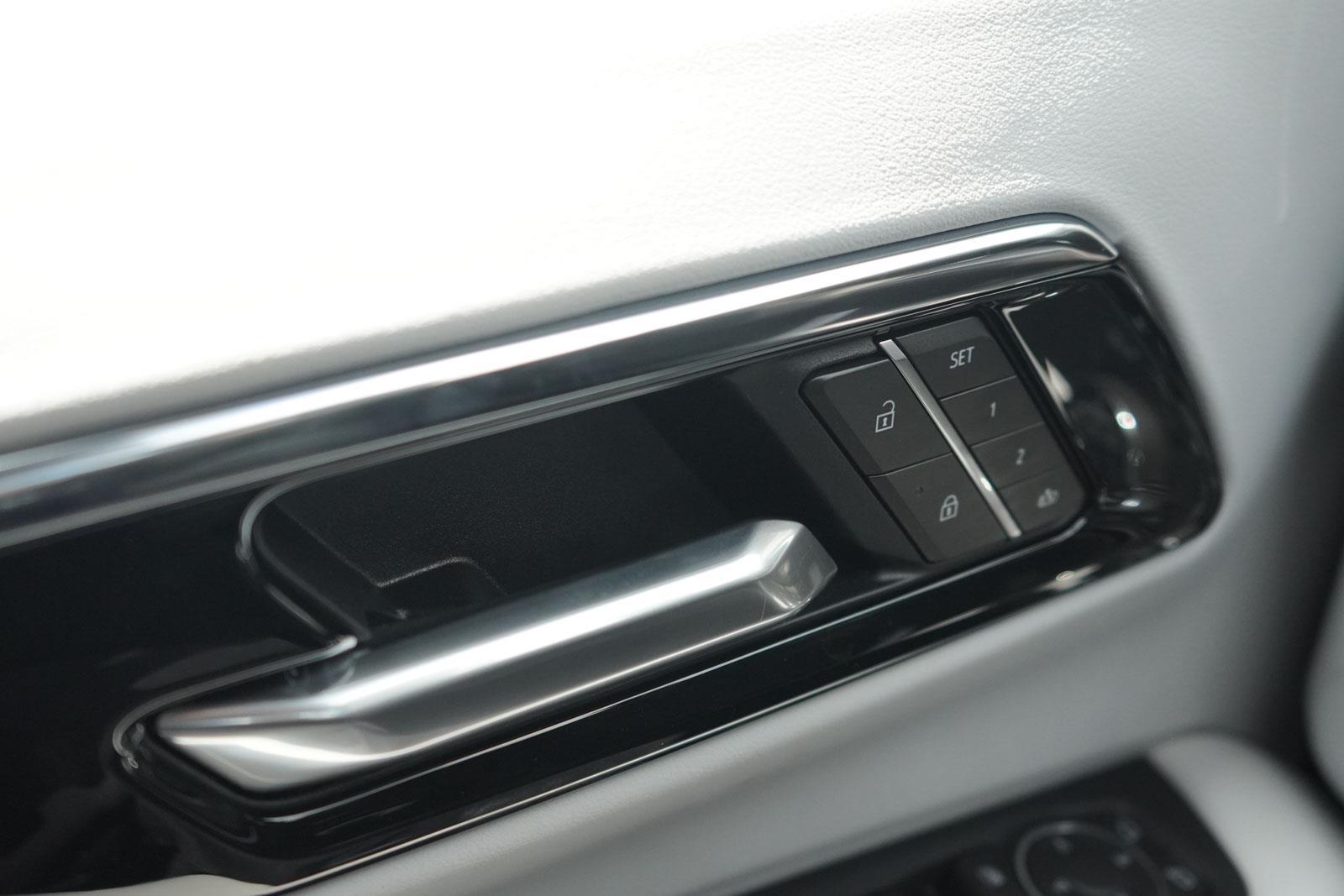Vehicle image 20 of 33