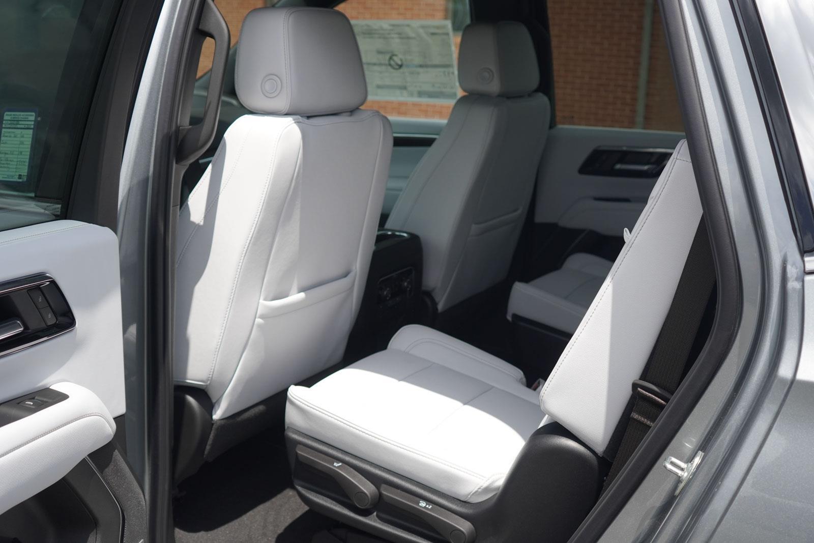 Vehicle image 28 of 33