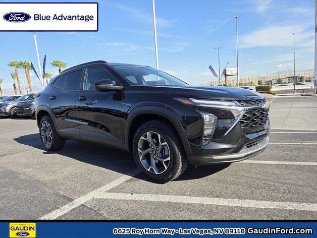 2025 Chevrolet Trax LT Image 2 of 24
