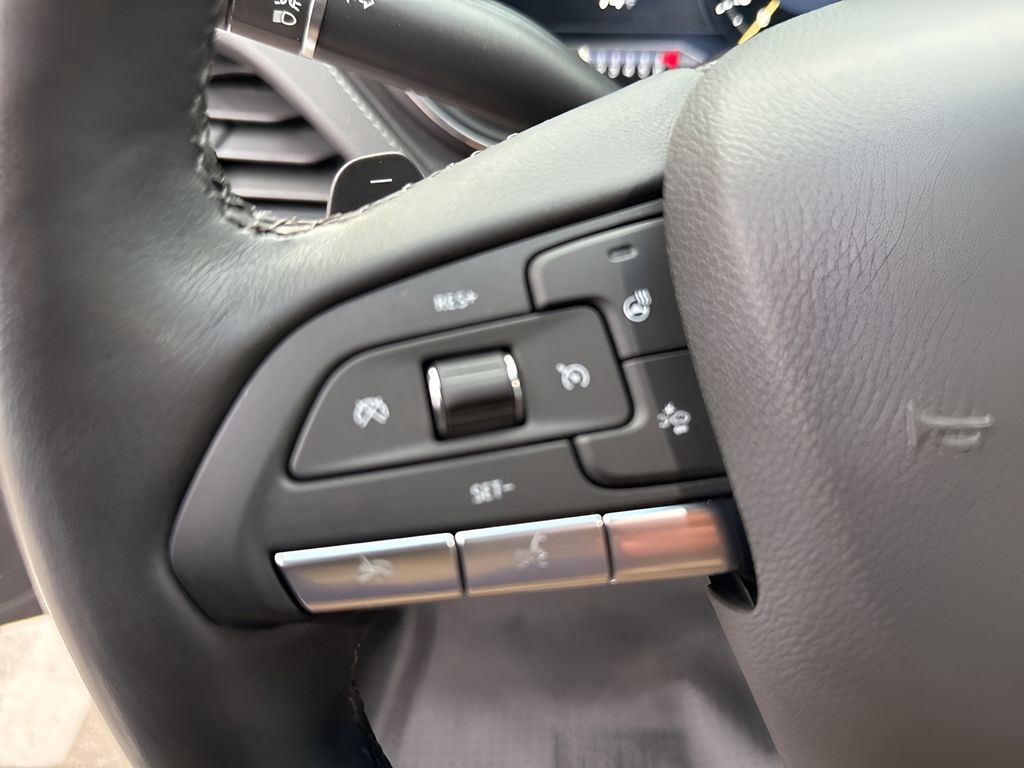 Vehicle image 21 of 40