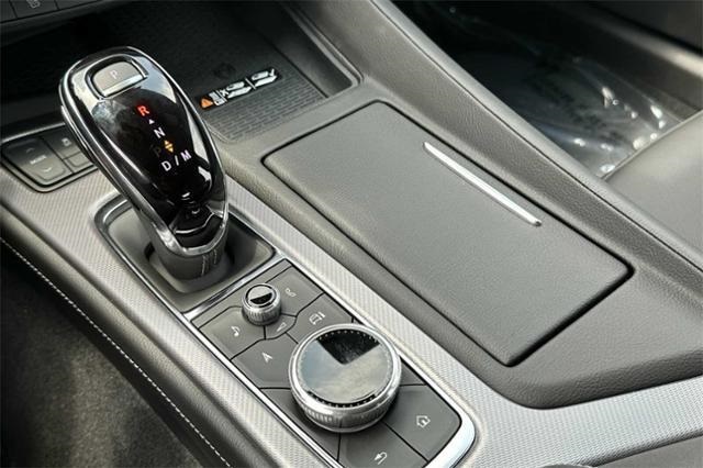 Vehicle image 19 of 32