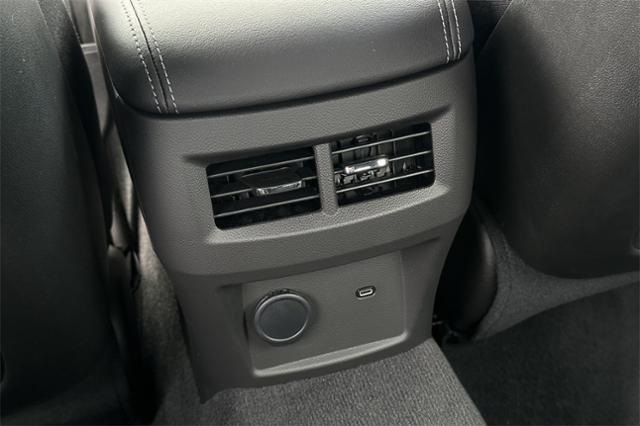 Vehicle image 23 of 32