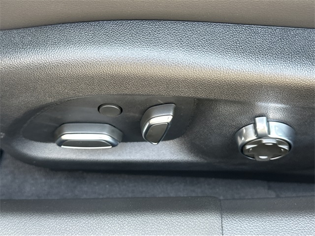 Vehicle image 28 of 35
