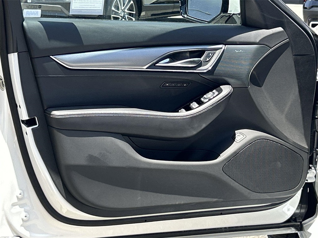 Vehicle image 21 of 36