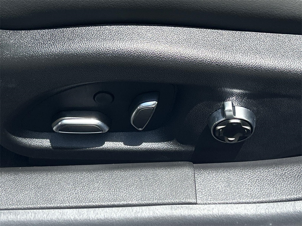 Vehicle image 25 of 36