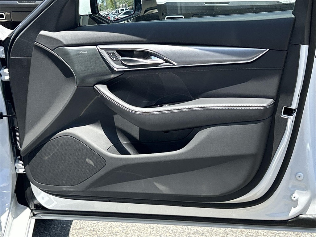 Vehicle image 33 of 36