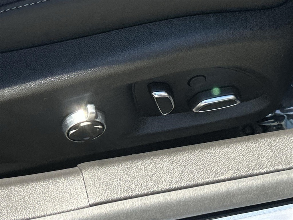 Vehicle image 32 of 36