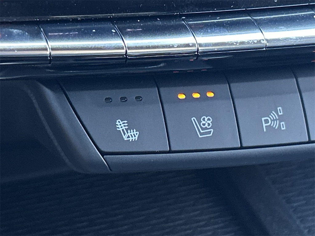 Vehicle image 27 of 36