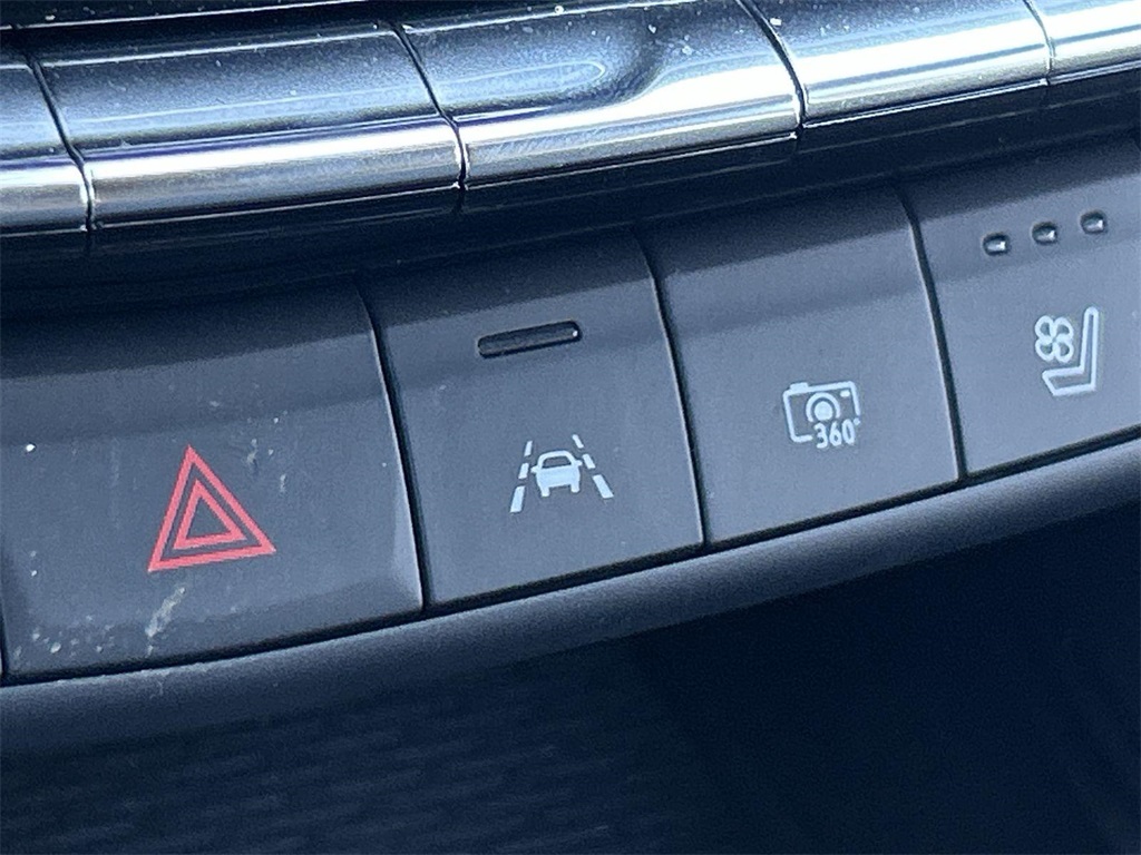 Vehicle image 26 of 36
