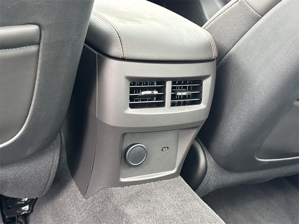 Vehicle image 32 of 43