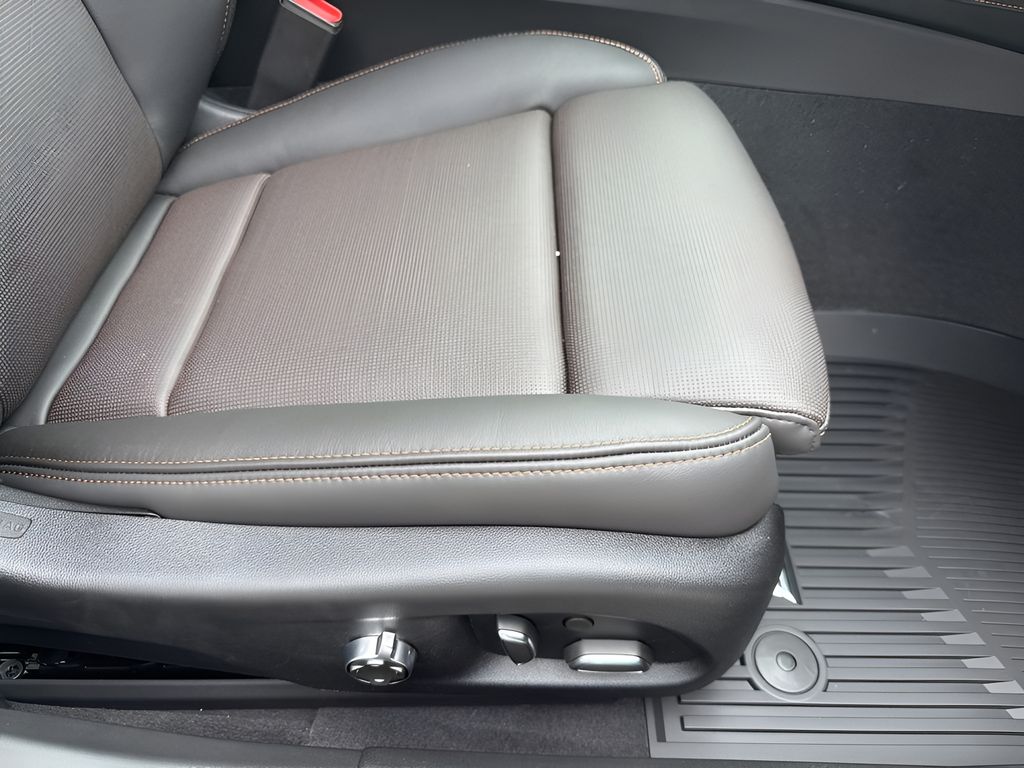 Vehicle image 13 of 40