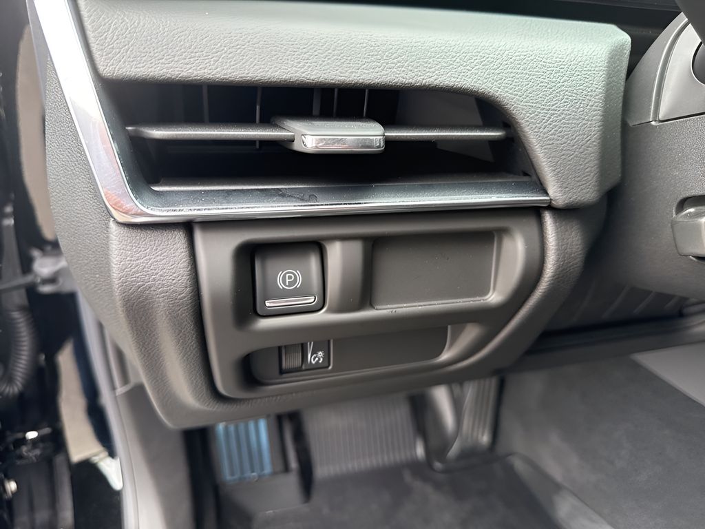 Vehicle image 19 of 40