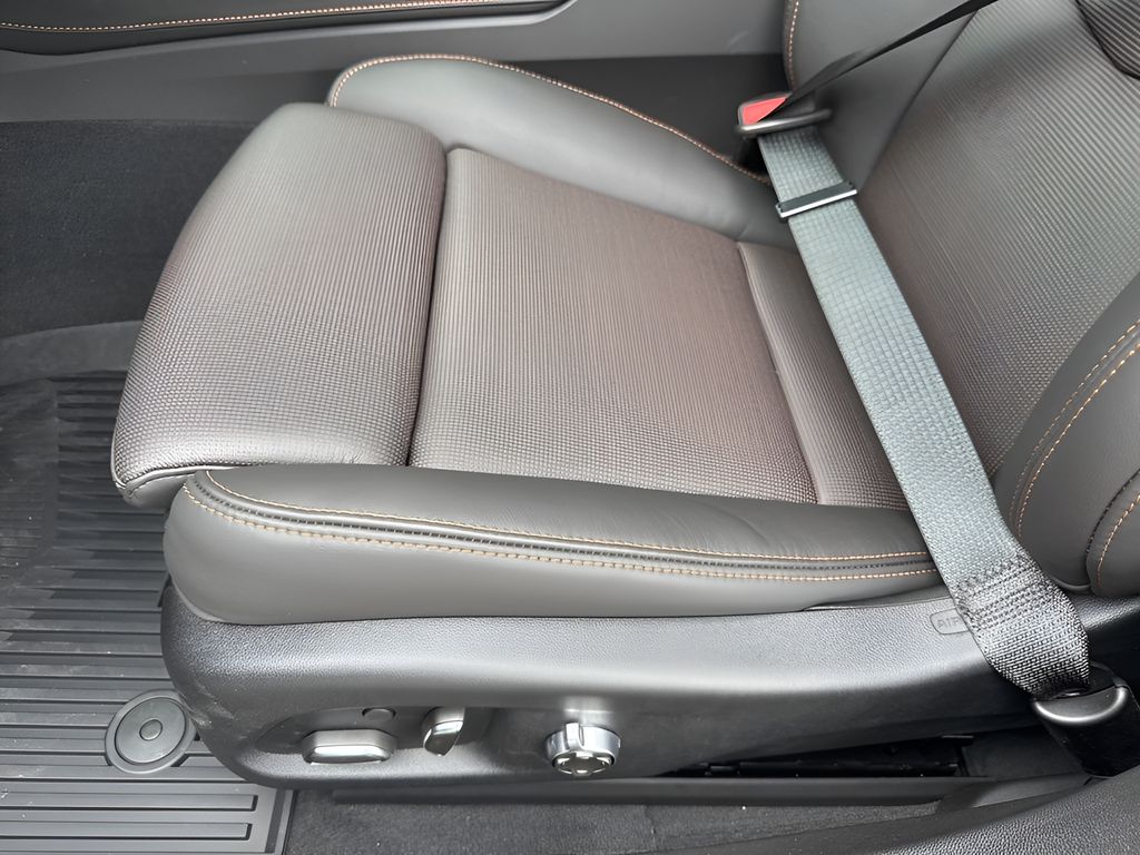 Vehicle image 17 of 40