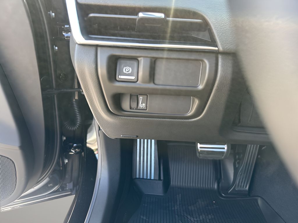 Vehicle image 24 of 36