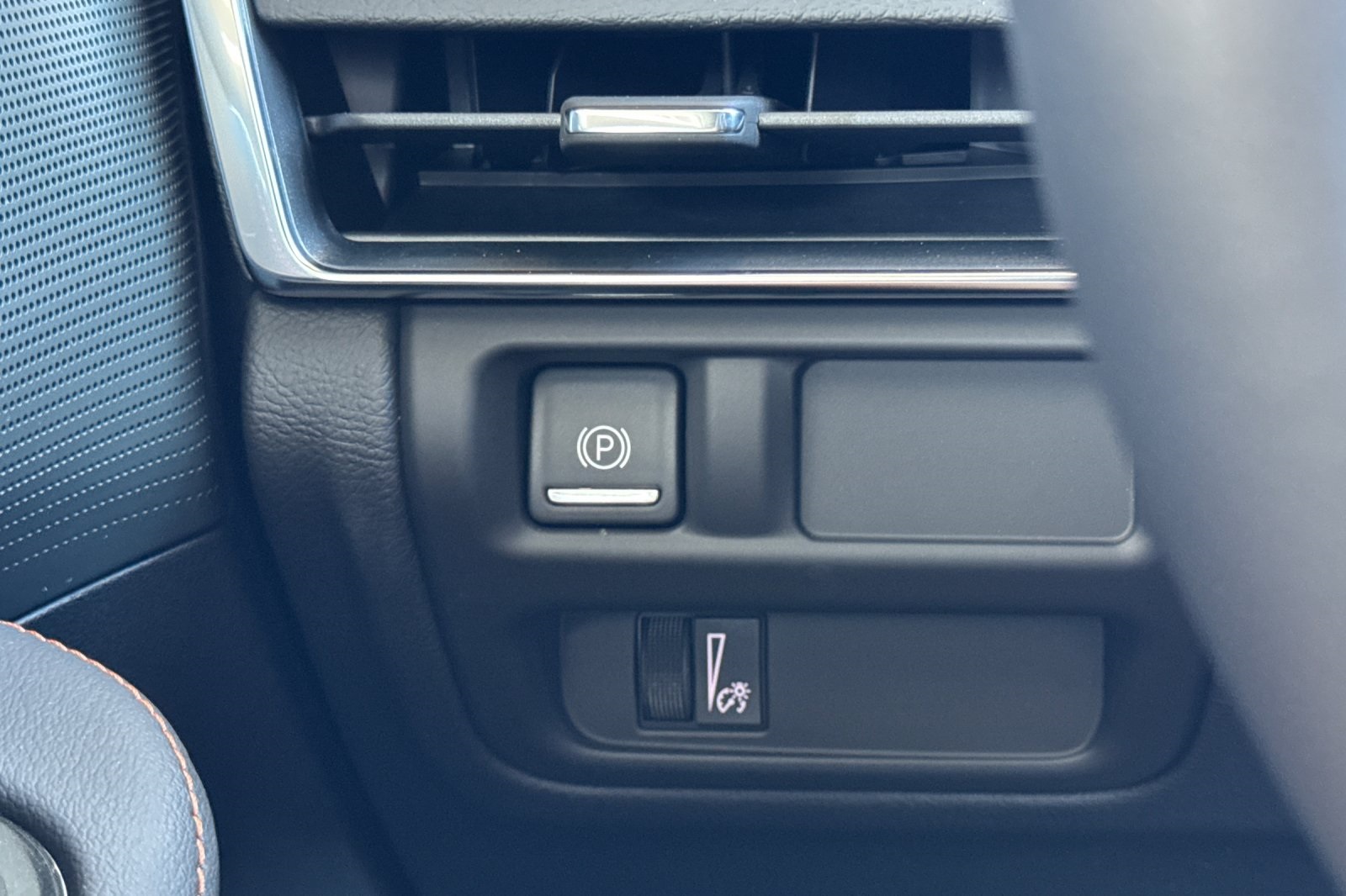 Vehicle image 31 of 33