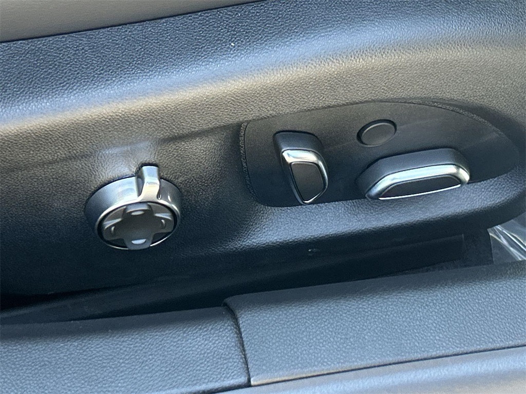 Vehicle image 27 of 35