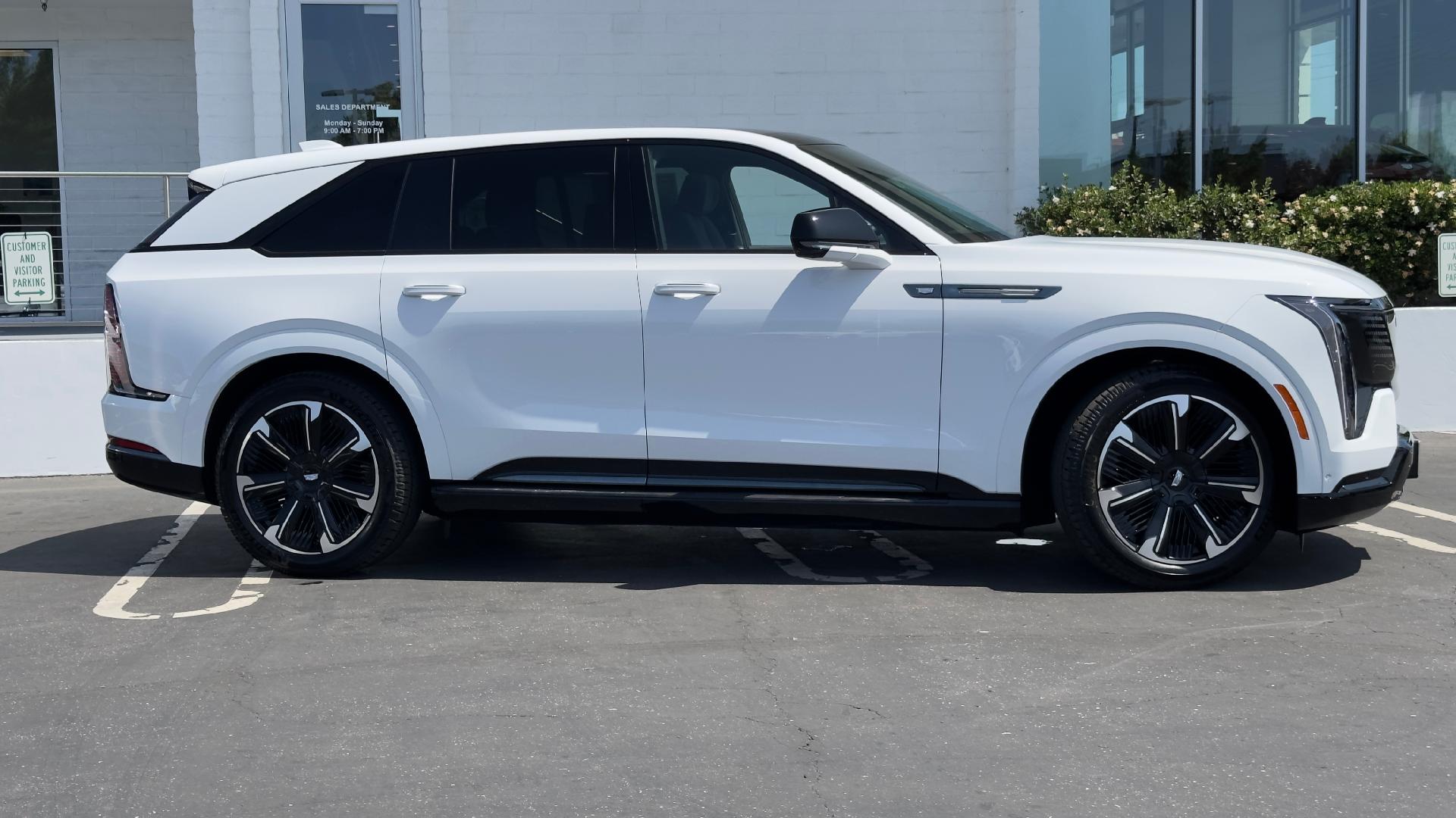 Vehicle image 9 of 44