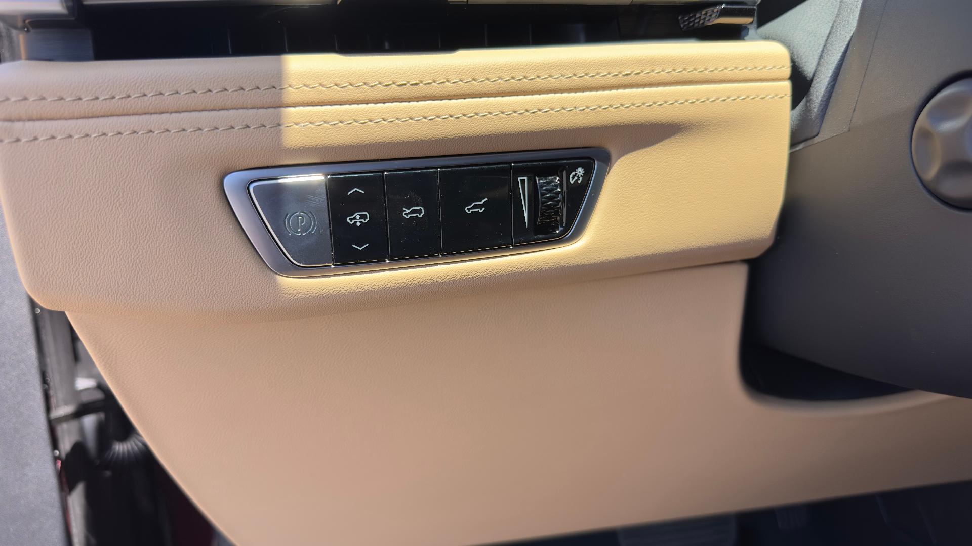 Vehicle image 37 of 47