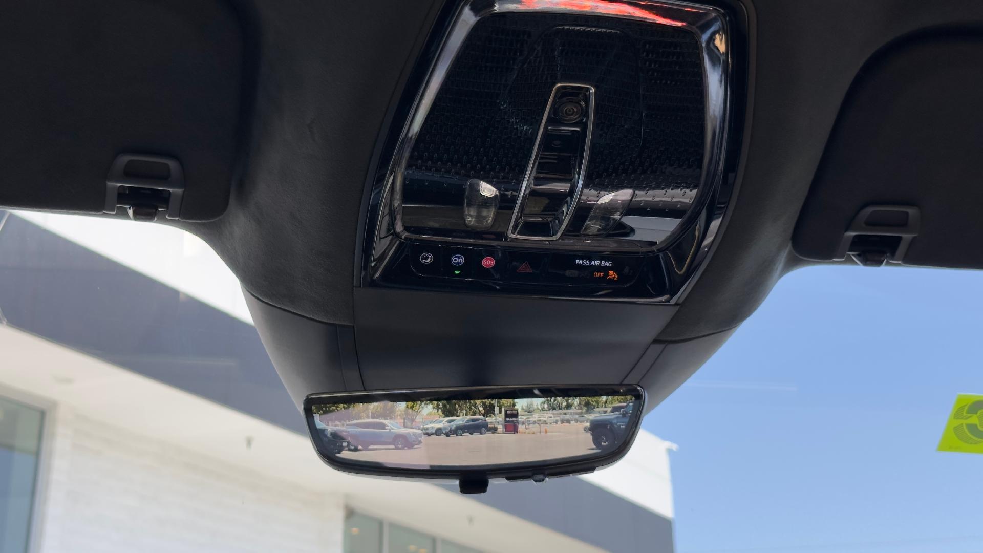 Vehicle image 33 of 47