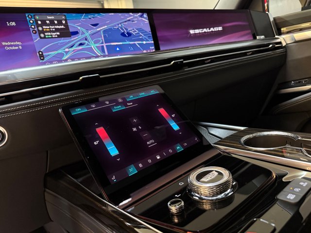 2025 Cadillac Escalade 4WD Premium Luxury Image 27 of 62