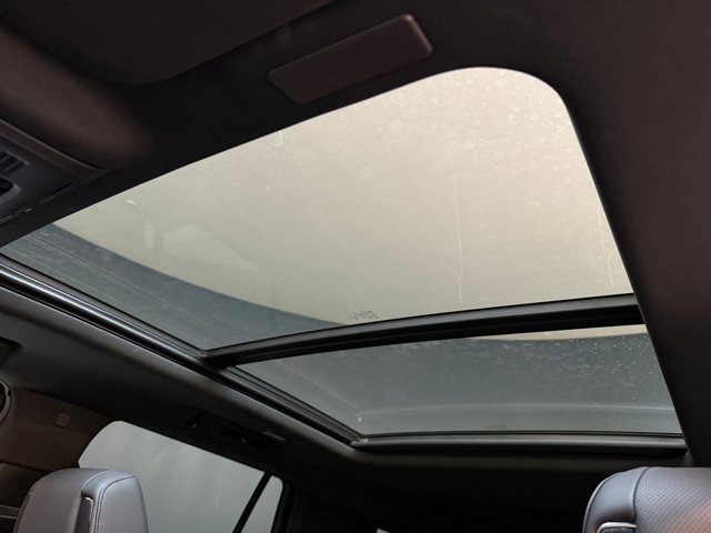 2025 Cadillac Escalade 4WD Premium Luxury Image 32 of 62