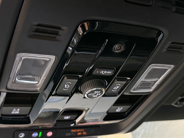 2025 Cadillac Escalade 4WD Premium Luxury Image 39 of 62