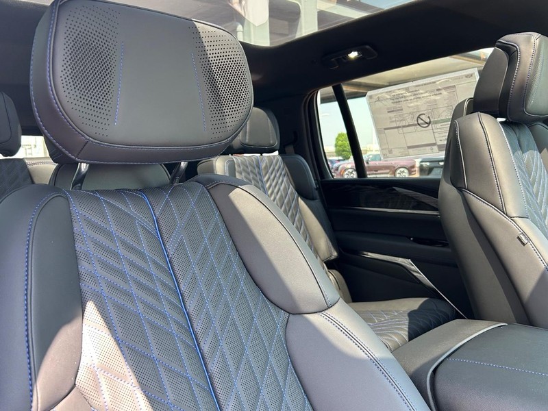 Vehicle image 18 of 23