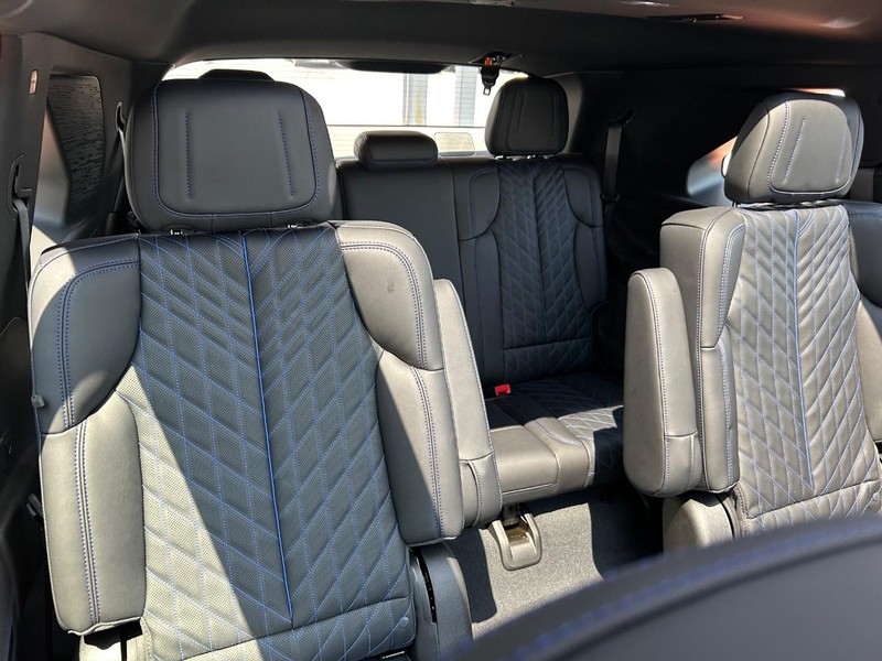 Vehicle image 19 of 23