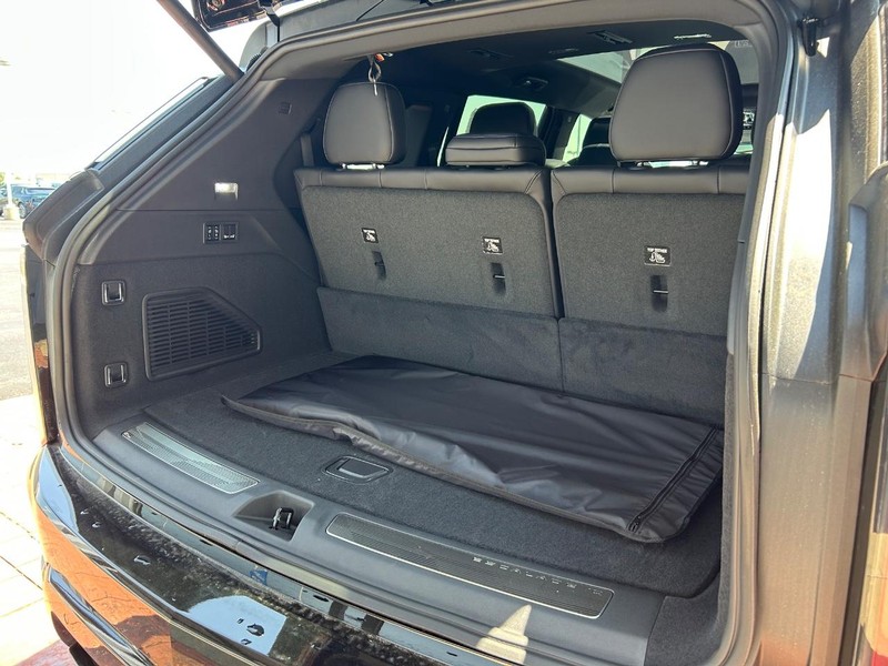 Vehicle image 21 of 23