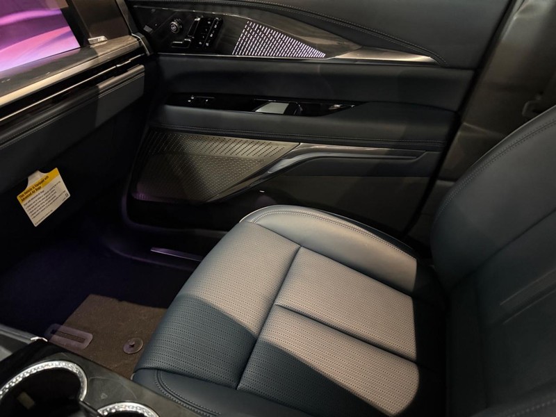 Vehicle image 16 of 24