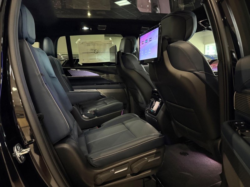 Vehicle image 6 of 24