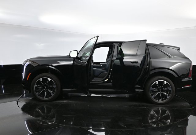 Vehicle image 14 of 43