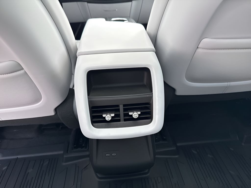 Vehicle image 37 of 39