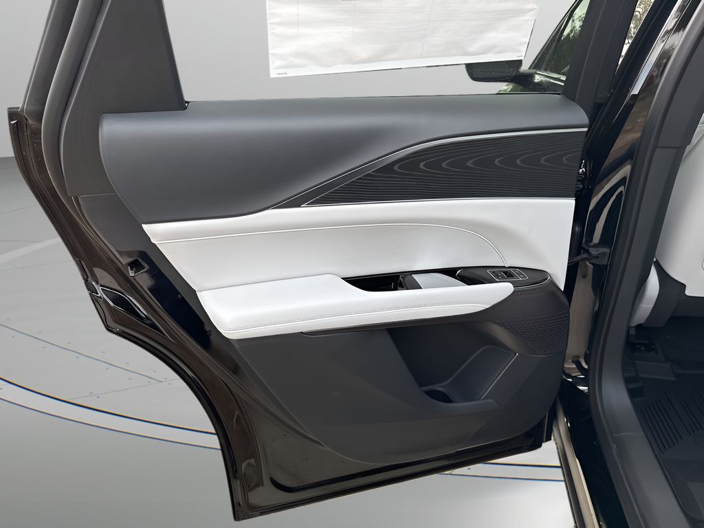 Vehicle image 33 of 39