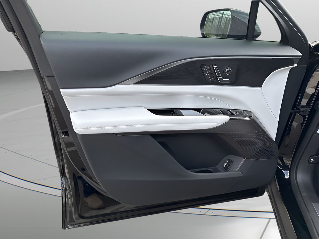 Vehicle image 15 of 39