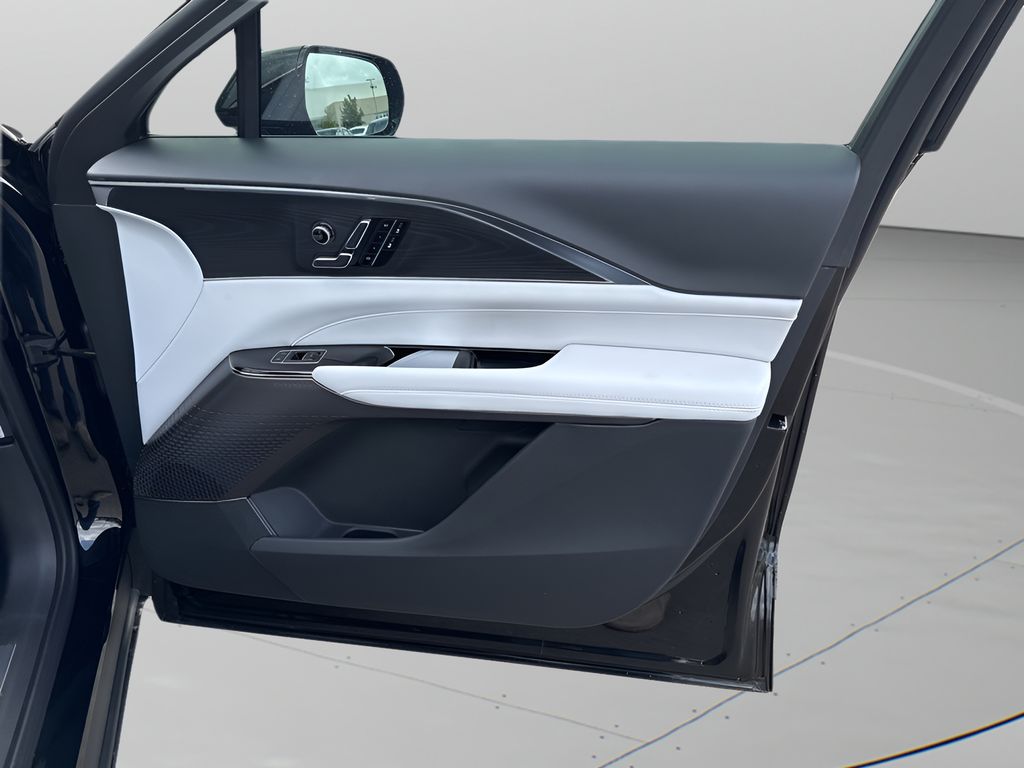 Vehicle image 11 of 39
