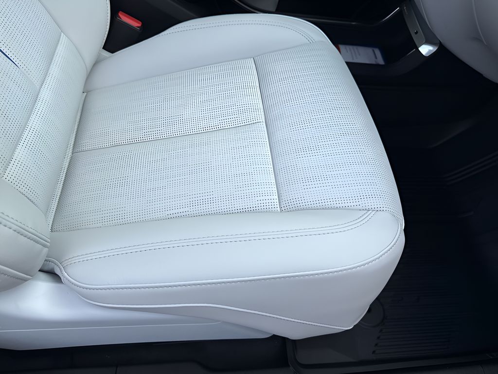 Vehicle image 13 of 39