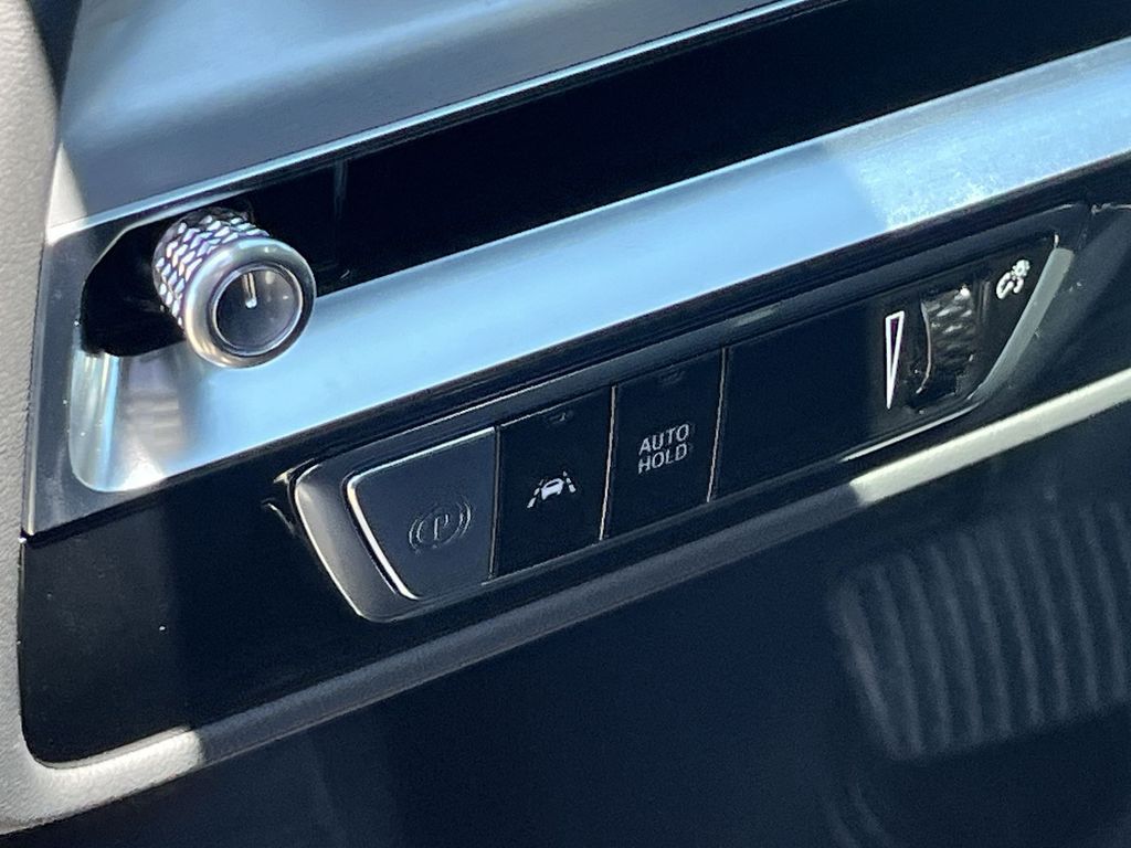 2025 Cadillac LYRIQ Luxury Image 21 of 28