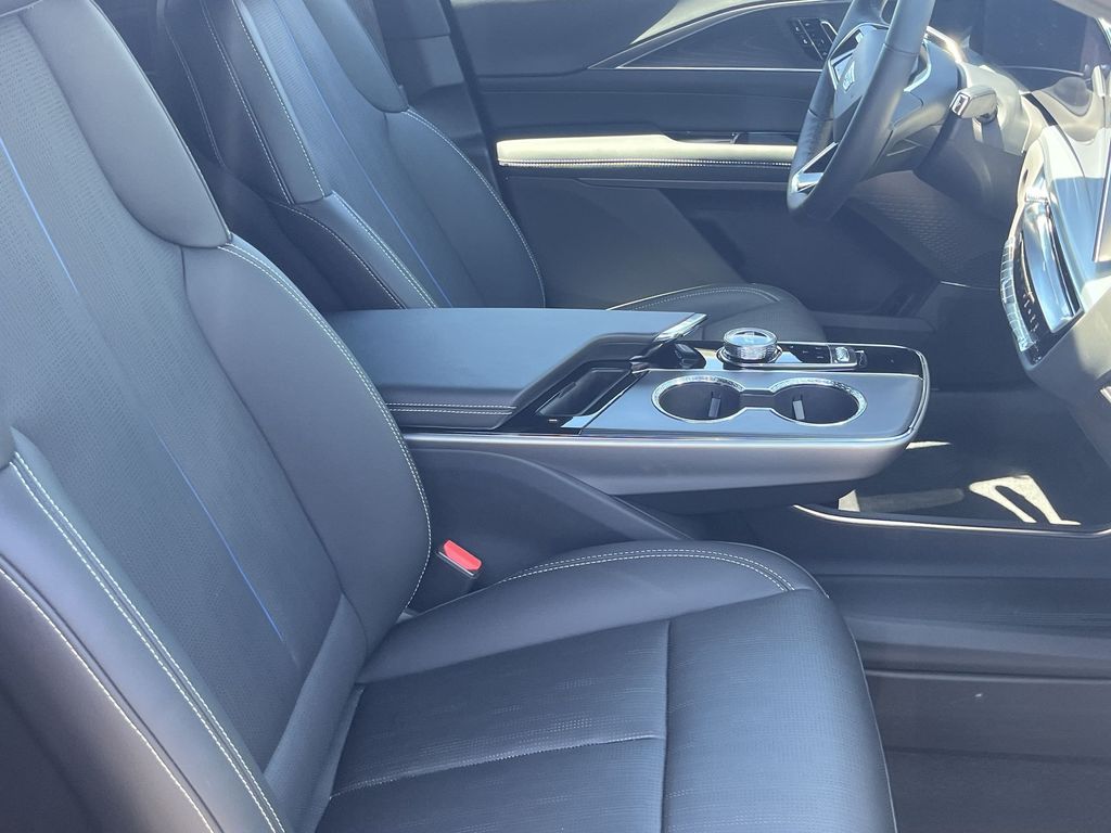 2025 Cadillac LYRIQ Luxury Image 8 of 28