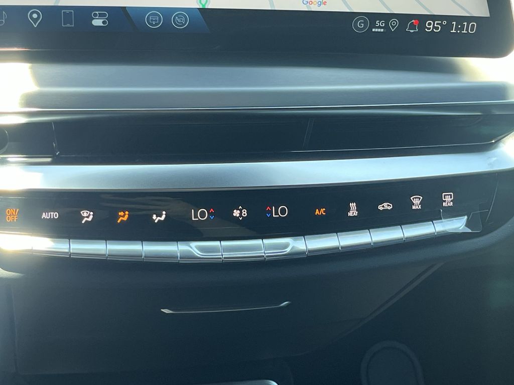 2025 Cadillac LYRIQ Luxury Image 17 of 28