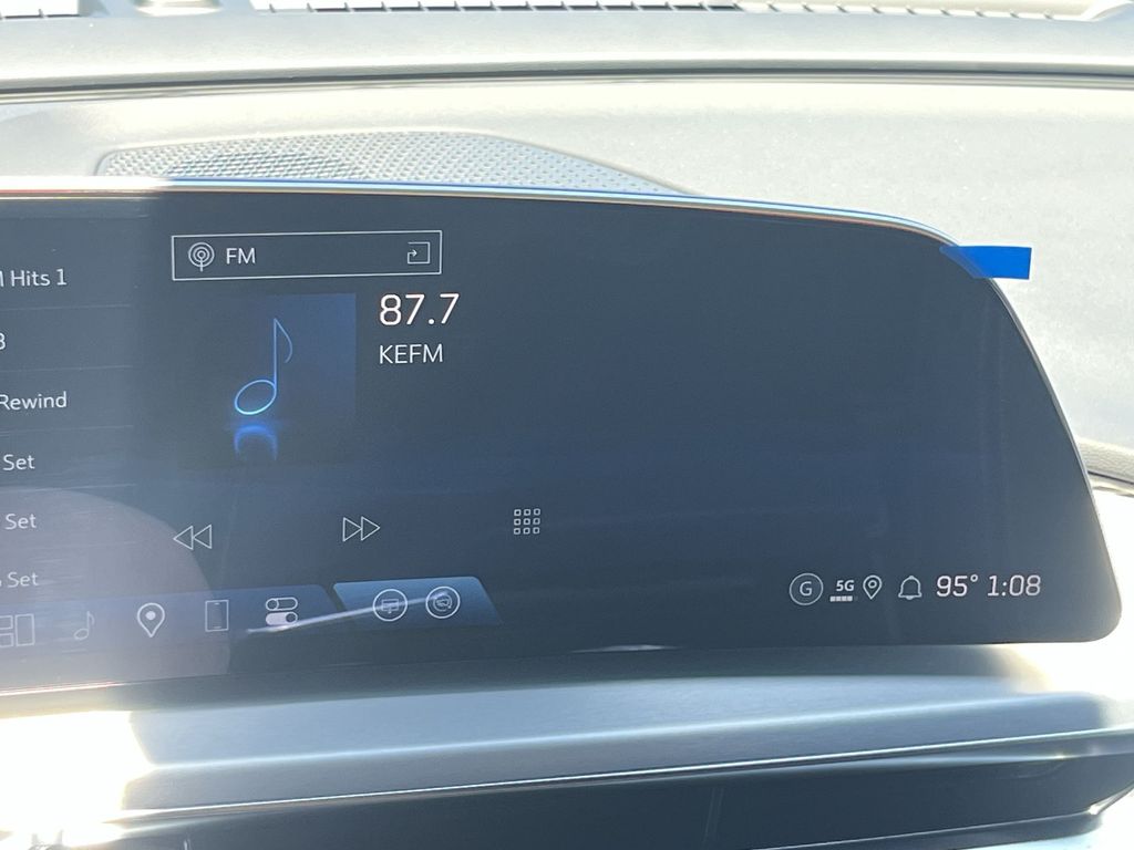 2025 Cadillac LYRIQ Luxury Image 16 of 28