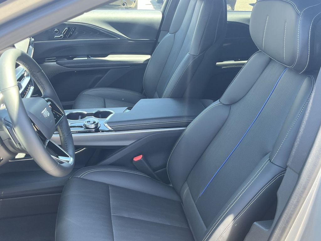 2025 Cadillac LYRIQ Luxury Image 6 of 28
