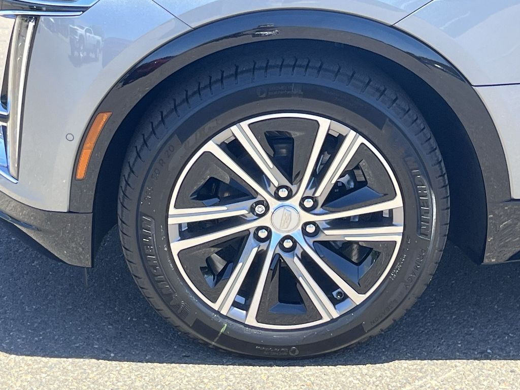 2025 Cadillac LYRIQ Luxury Image 3 of 28