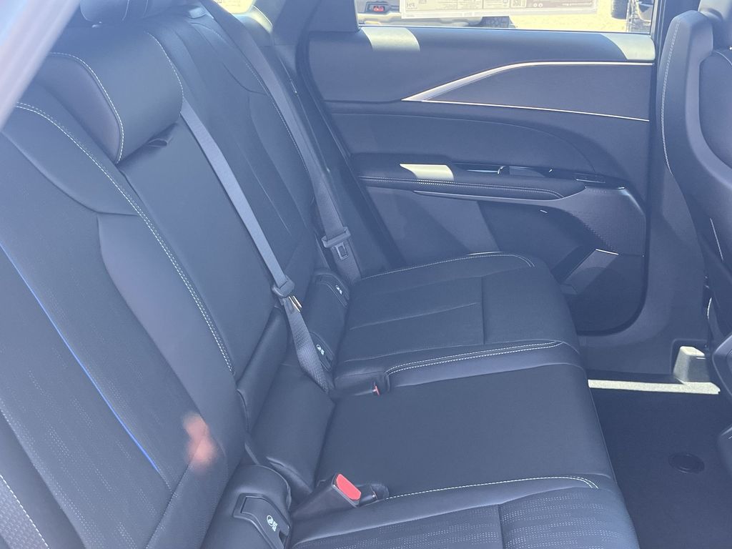 2025 Cadillac LYRIQ Luxury Image 5 of 28